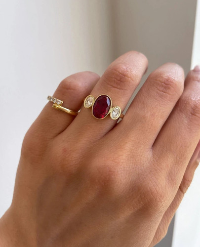 Oval cut natural ruby - ct,